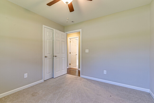 Building Photo - 212 Hillview Dr