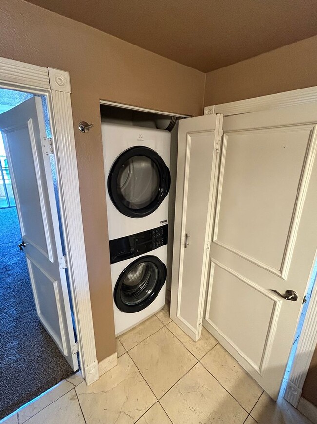 Building Photo - Beautiful, partially furnished 1 bedroom with a view of the Sphere!