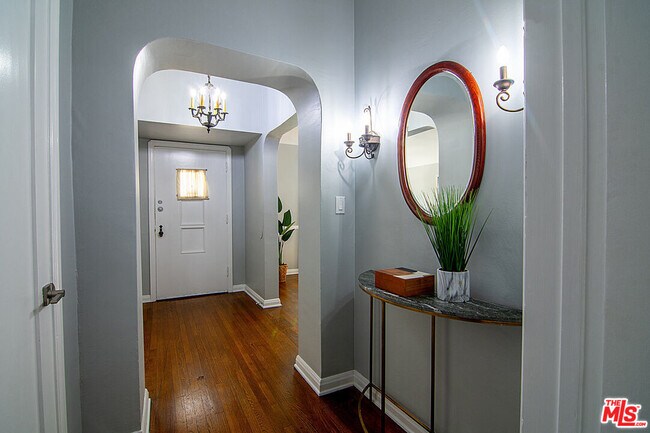 Building Photo - 157 S Mansfield Ave