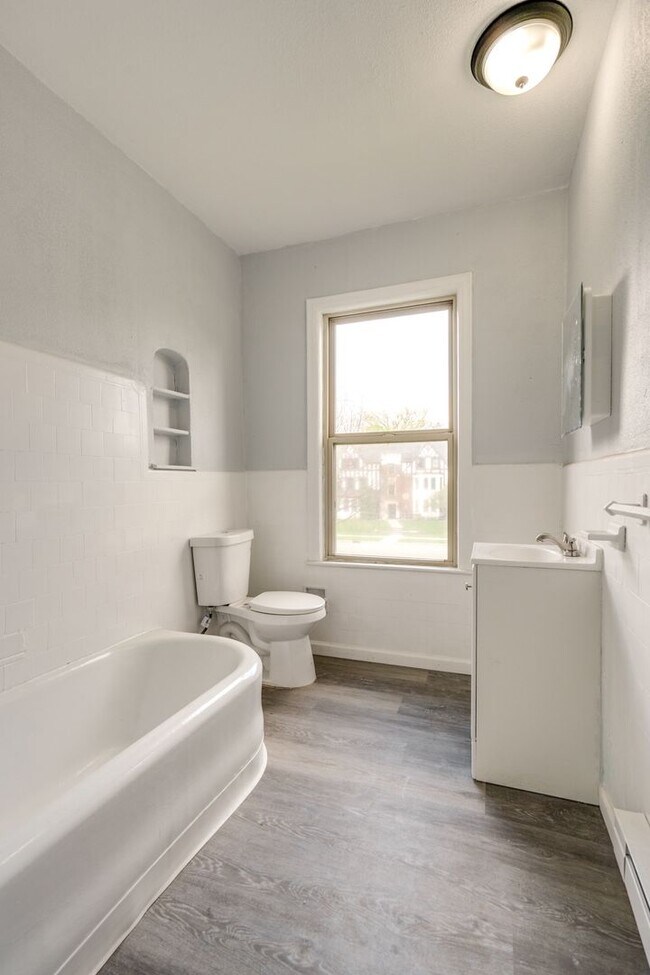 Building Photo - 2-Bedrooms