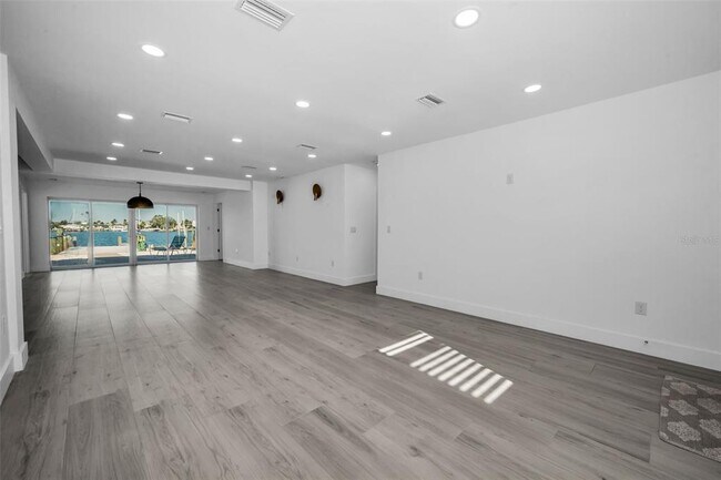 Building Photo - 14125 N Bayshore Dr