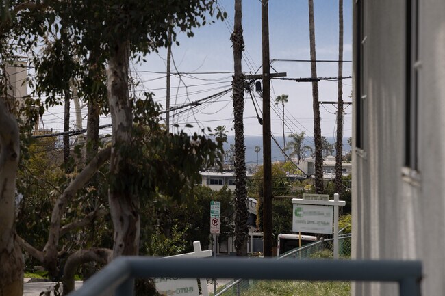 Building Photo - 631 Pacific St