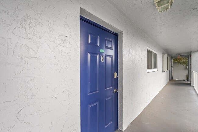 Building Photo - 2920 SW 22nd Ave