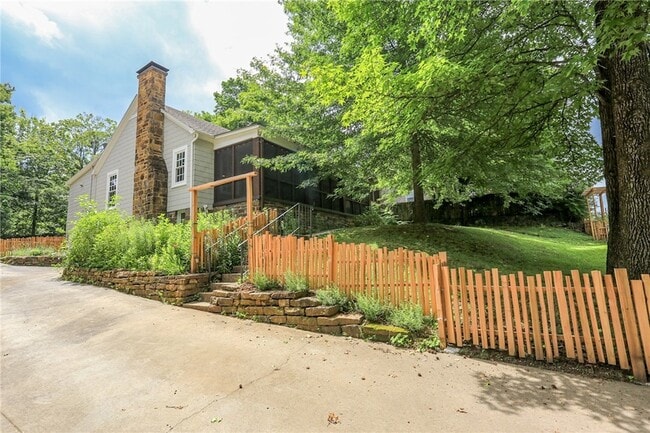 Building Photo - 610 N Olive Ave