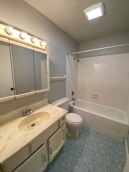 Building Photo - 2106 Valleyhigh Dr NW