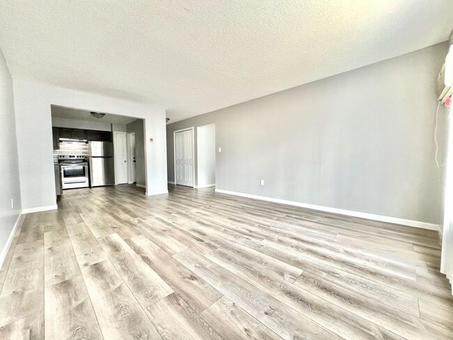 Building Photo - Renovated Two-Bedroom Apartment – Prime Wa...