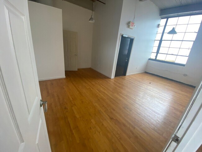 Building Photo - 1501 Kemper St