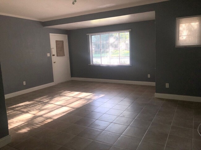 Building Photo - 2201 S Park Ave