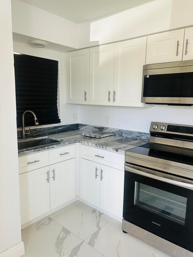 Building Photo - 1471 NW 20th St