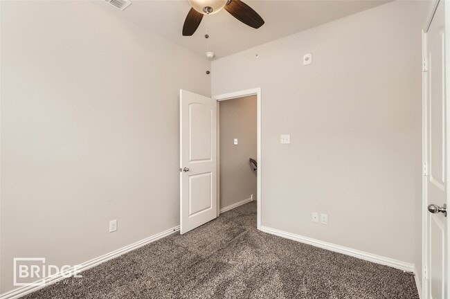 Building Photo - 301 E Lamar St