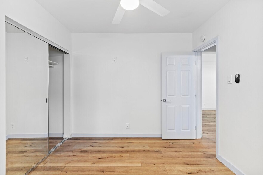 Building Photo - 1078 E 7th St