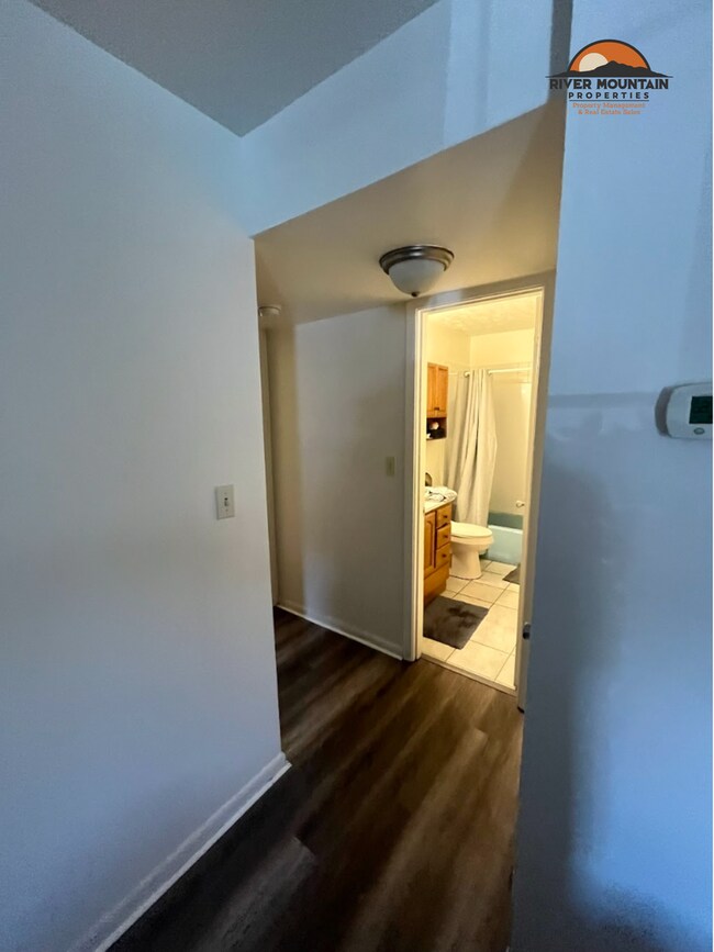 Building Photo - Updated Apartment Near Downtown – Prime Location!