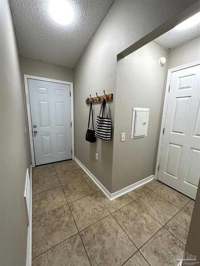 Building Photo - 303 Loveland Cir