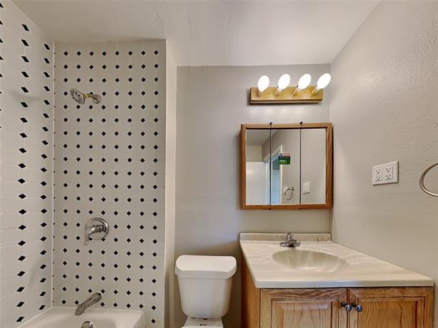 Building Photo - 2116 Crockett Dr