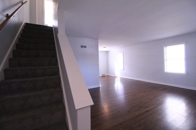 Building Photo - December FREE On This 2 Bedroom 2 Bath