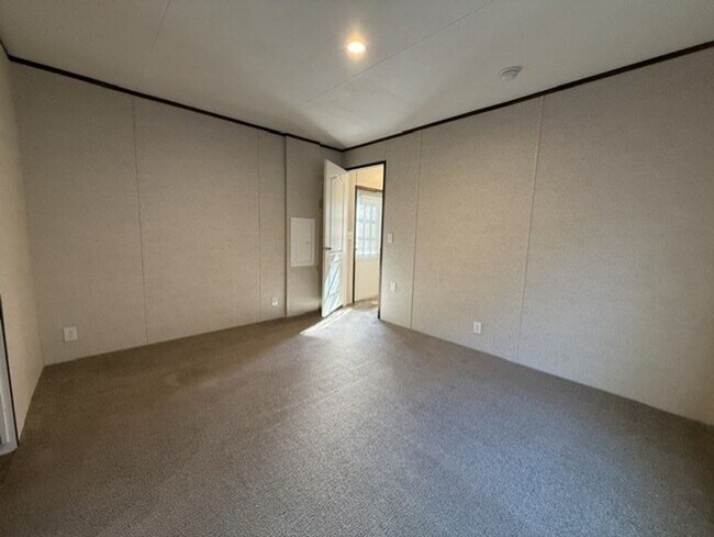Building Photo - 523 Lone Robin St