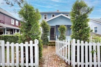 Building Photo - Beautiful 1/1 Spacious Apartment in the He...