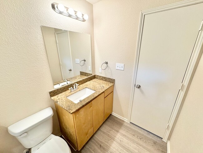 Building Photo - Updated 4 Bed 2.5 Bath Home - Close to TWU!