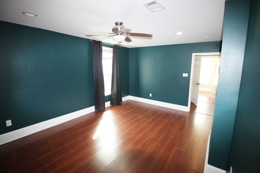 Building Photo - 3033 Toledano St