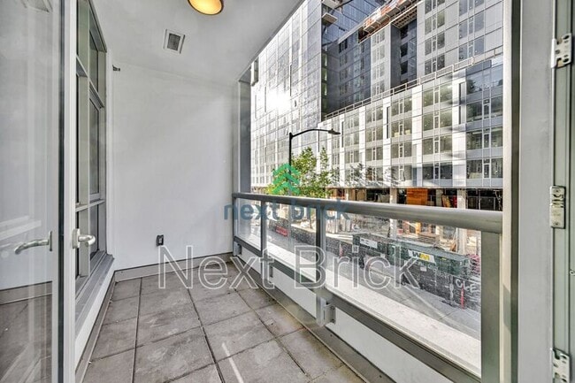Building Photo - 588 Bell St