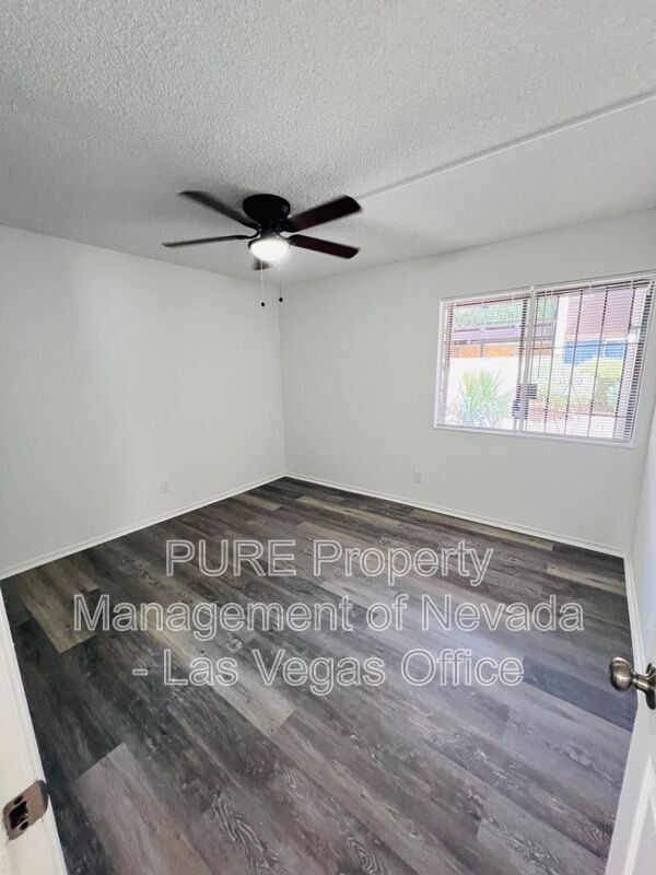 Building Photo - 1405 E Vegas Valley Dr