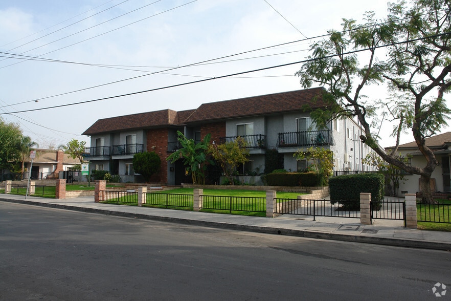 Primary Photo - Windsor Arms Apartments