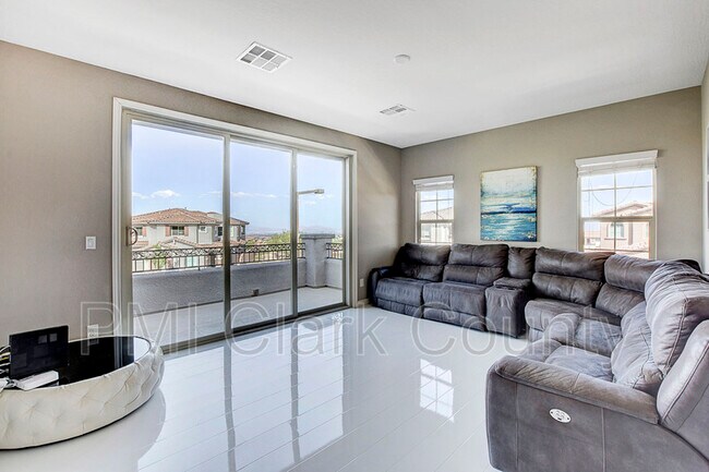Building Photo - 320 Oakrun Ct