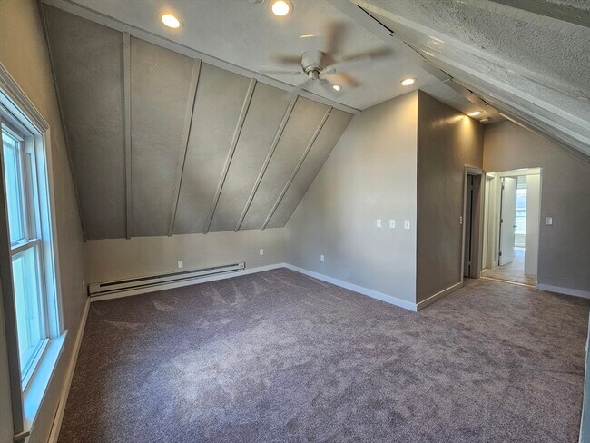 Building Photo - 33 Linden St
