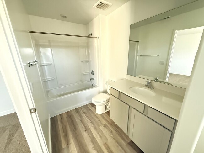 Building Photo - Includes internet - Pool/Pickle Ball +++