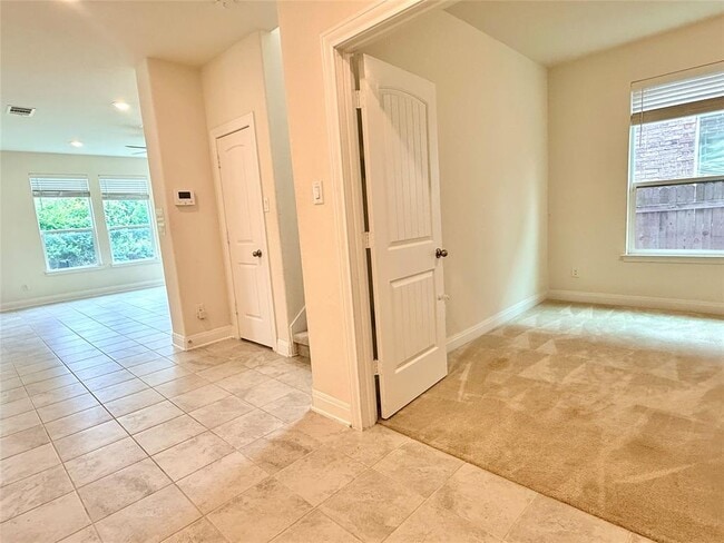 Building Photo - 2101 Split Diamond Way