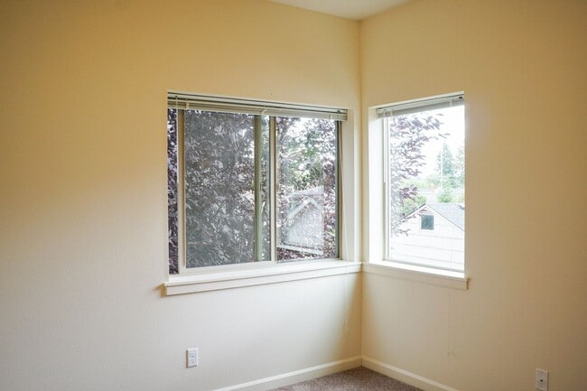 Building Photo - Modern 1 Bedroom with A/C + Private Balcon...