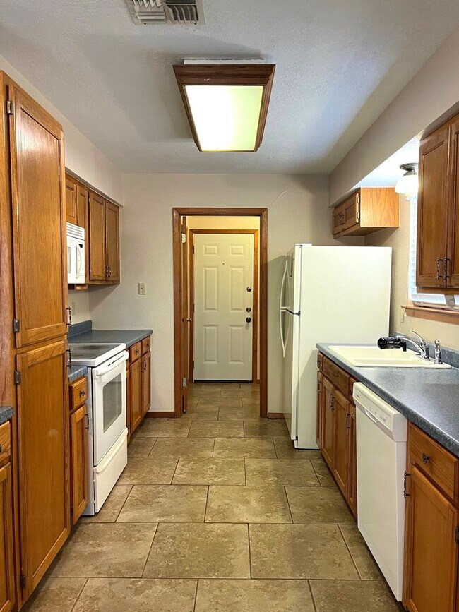 Building Photo - 917 Seminole Dr