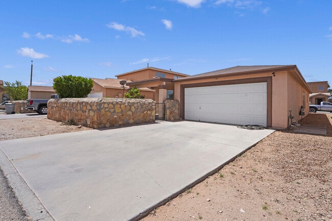 Building Photo - 12858 Hueco Hill Dr