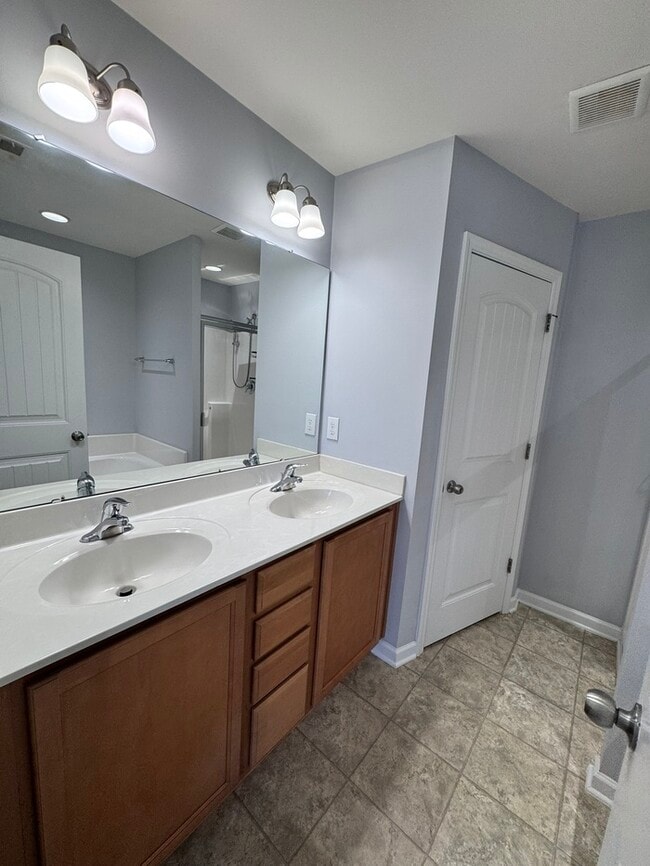 Building Photo - MOVE IN READY! 3 Bed 2.5 Bath Town Home