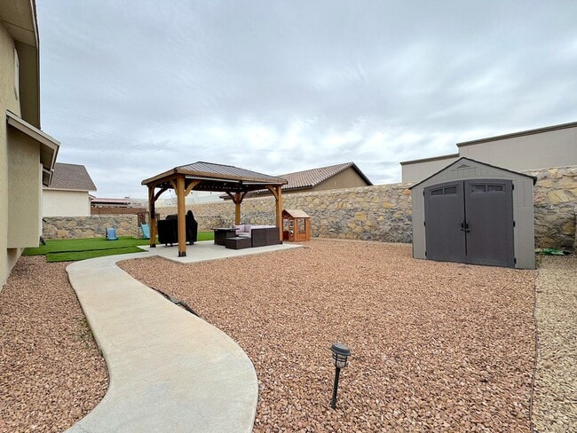 Building Photo - East El Paso 4 bed Refrig A/C Home!