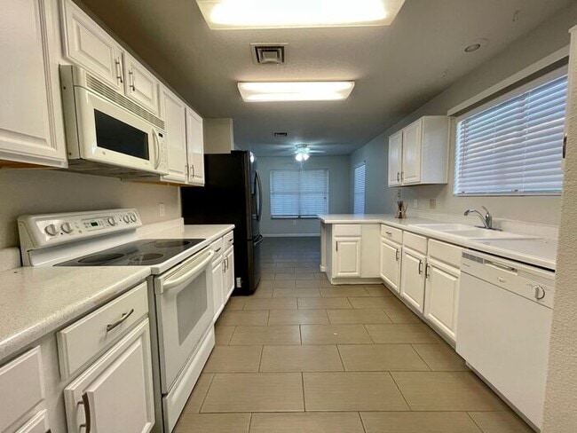 Building Photo - COMING SOON! ADORABLE 3 BEDROOMS/ 2BATHS SINGLE LEVEL HOME!!