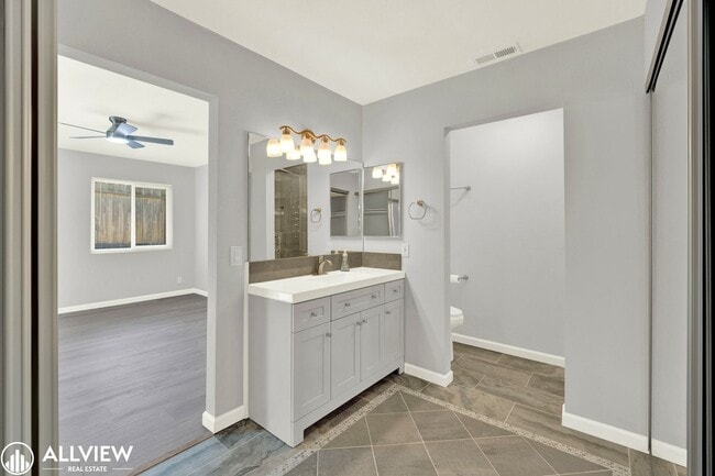 Building Photo - Newly Remodeled 4-Bedroom Gem with Spaciou...