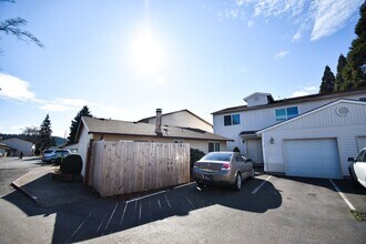 Building Photo - Newly Updated 2 Bedroom 1.5 Bath Townhouse...