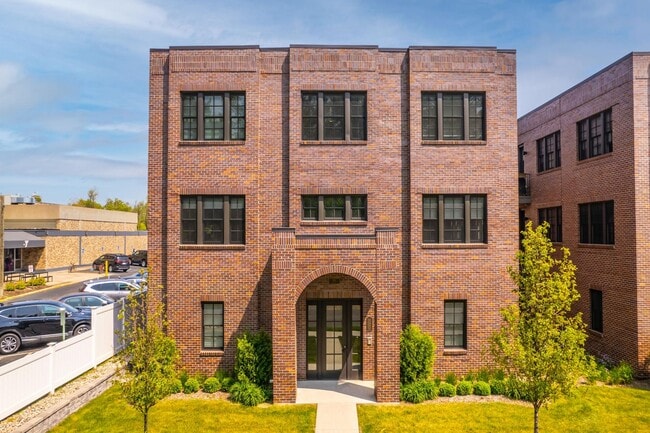 Building Photo - 932 W Eleven Mile Rd