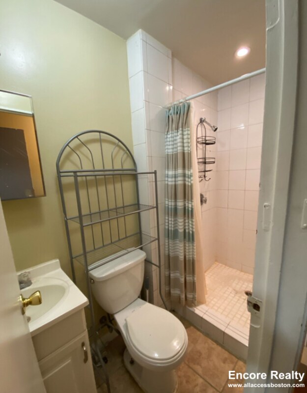 Building Photo - 147 Meridian St