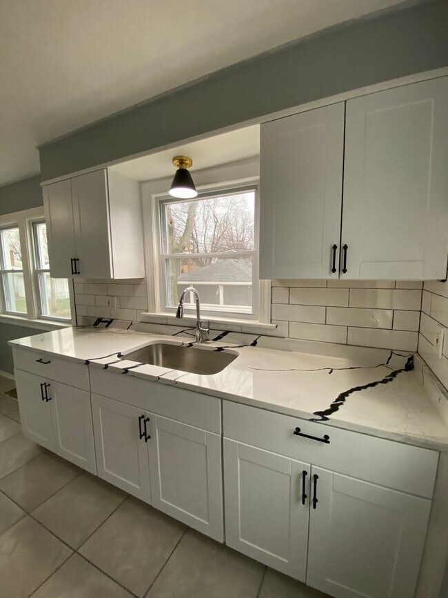 Building Photo - HOUSE FOR RENT IN LANSING !!