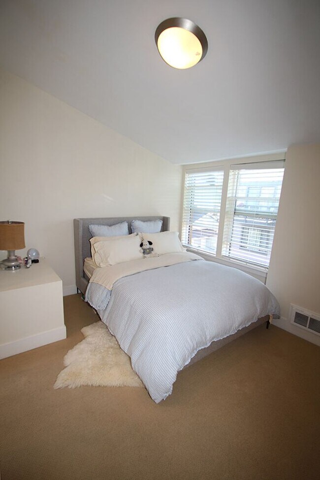 Building Photo - LUXURY 2-BED BALLARD TOWNHOME FOR RENT WIT...