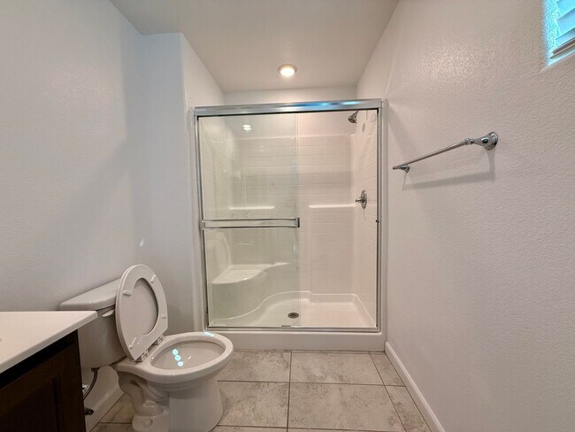 Building Photo - 3 BED 2.5 BATH 2 CAR GARAGE TOWNHOUSE w/ P...