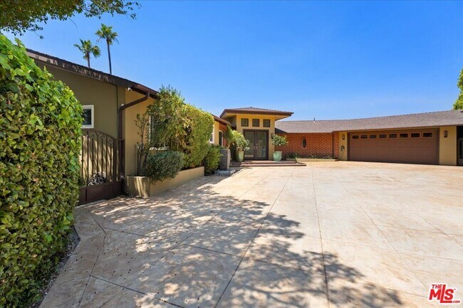 Building Photo - 2255 Westridge Rd