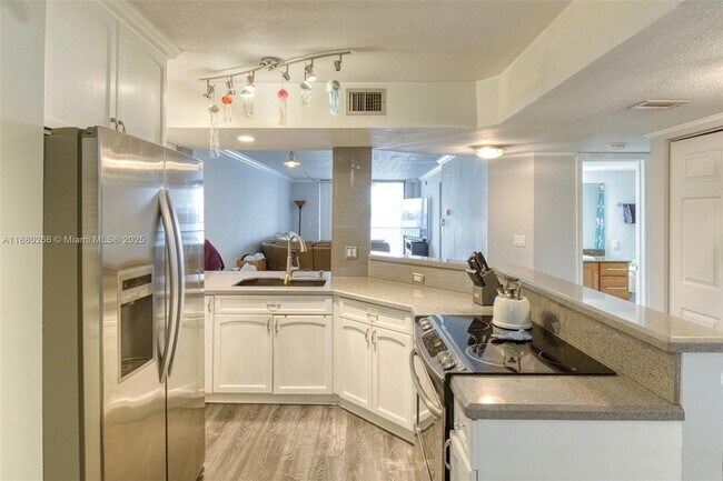 Primary Photo - 115 Lake Emerald Dr