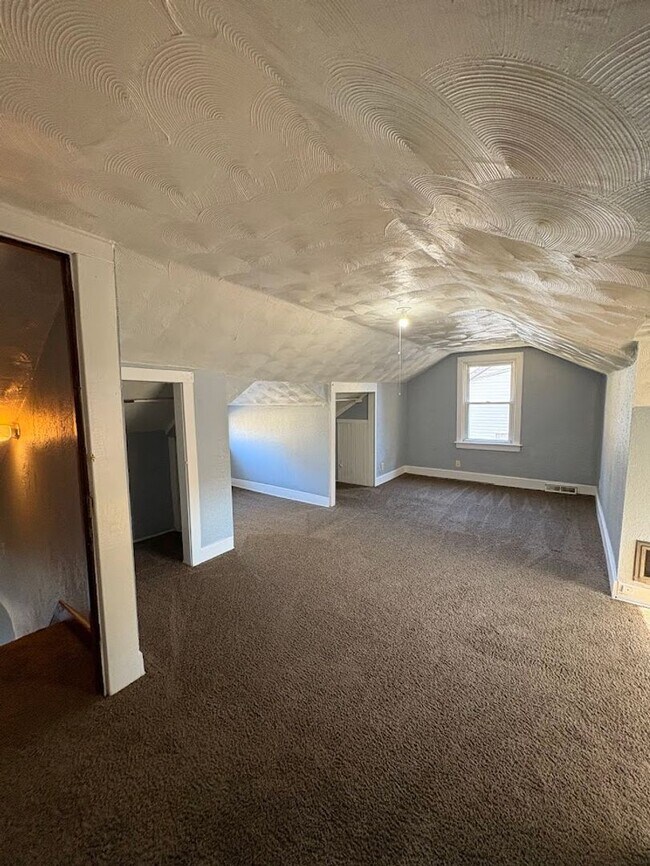 Building Photo - Three bedroom one bathroom home for rent