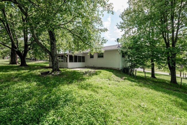 Building Photo - Anderson - Updated and spacious 3 bed 2.5 ...