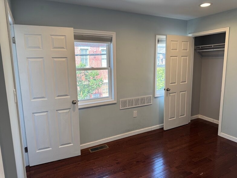 Building Photo - 4416 Plummer St
