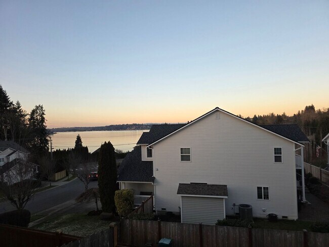 Building Photo - Beautiful 3 bedroom 2.5 bathroom Lake Stevens home!