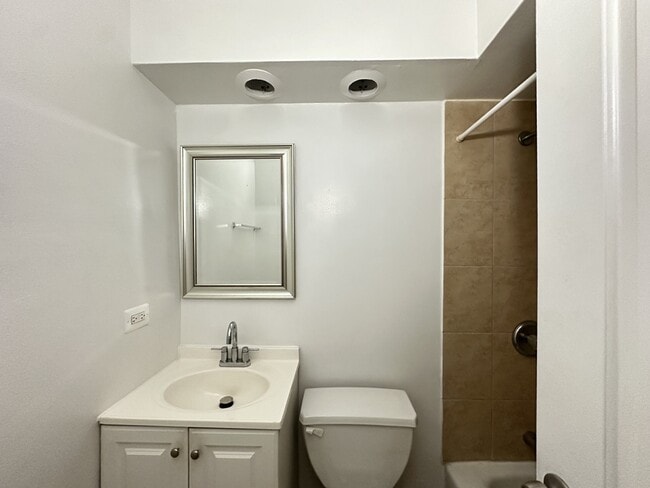 Building Photo - 6830 N Sheridan Rd